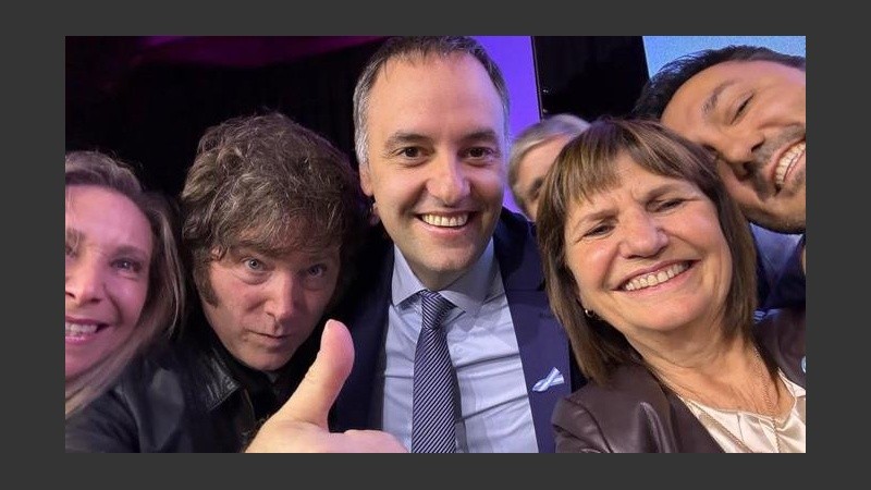 El festejo de Adorni con los hermanos Milei y los ministros Bullrich y Petri.