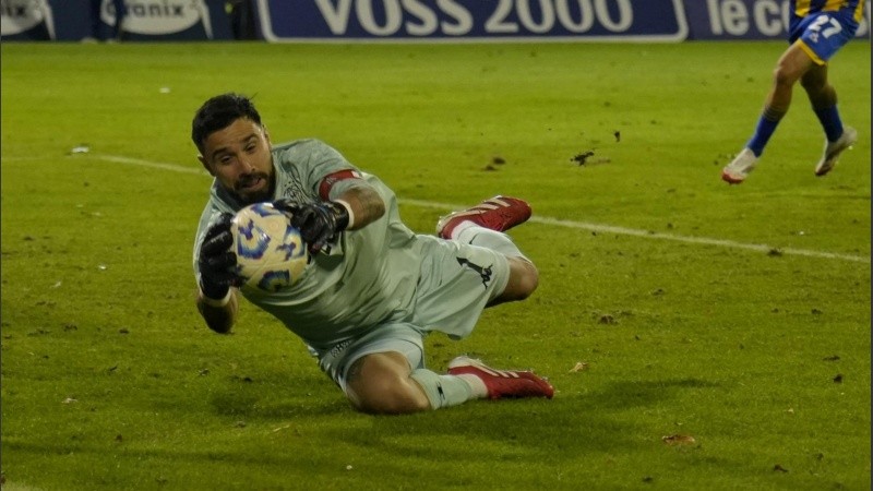 Galíndez (38 años) ataja en Huracán y en la selección ecuatoriana.