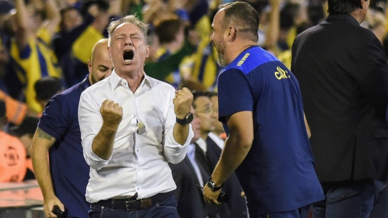 La euforia de Holan en la victoria de Central sobre Estudiantes, en octavos de final.