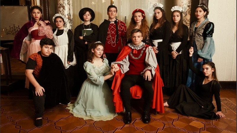 Los alumnos de teatro en un elenco que lleva dos años de investigación.