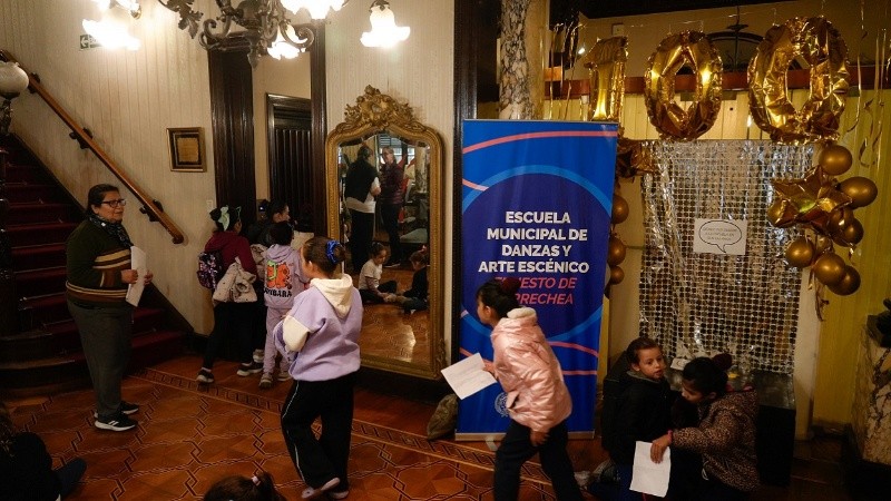 El ingreso a la casona es un hall central con espejos antiguos, donde los chicos esperan entrar a cada clase.