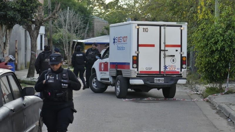 Personal policial trabajando en la zona del crimen.