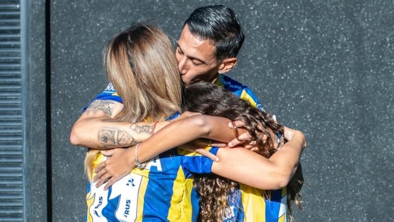 Di María, como siempre sostenido por el amor de su familia