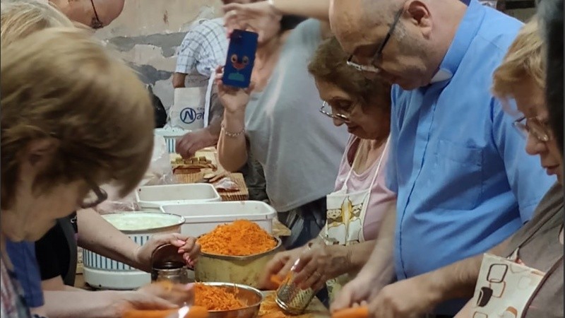 Entre los 700 a mil voluntarios que hay en Rosario, entregan por mes unos 20 mil bolsones de mercaderías que contienen entre 7 u 8 artículos.
