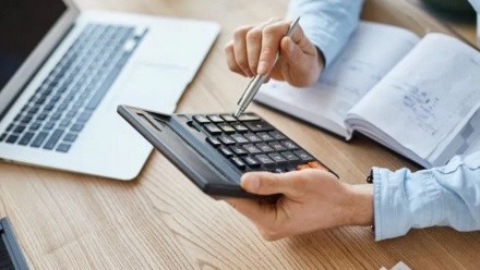 El gobierno quiere que los bancos bajen las tasas para los créditos.