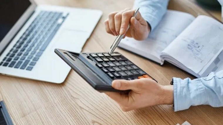 El gobierno quiere que los bancos bajen las tasas para los créditos.