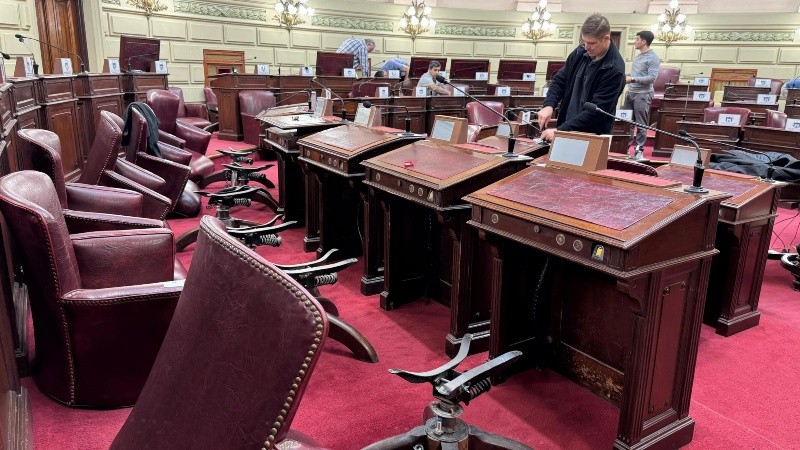 Después de la sesión de este jueves, comenzaron a remover las bancas. El recinto para 50 diputados albergará a 69 convencionales.