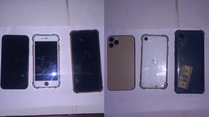 La parte frontar y trasera de los tres teléfonos incautados en el procedimiento del Comando Radioeléctrico.