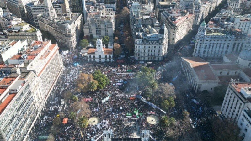 Impresionante acto del peronismo en la plaza de Mayo.