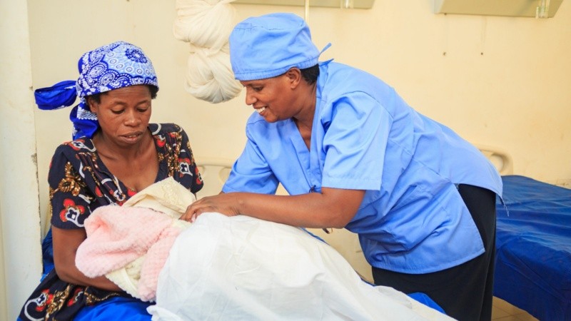 Los modelos de atención de partería hacen hincapié en la elección informada, así como en la comunicación y en las técnicas no invasivas