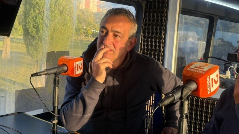El intendente de Rosario pasó por el estudio móvil de Radio 2.