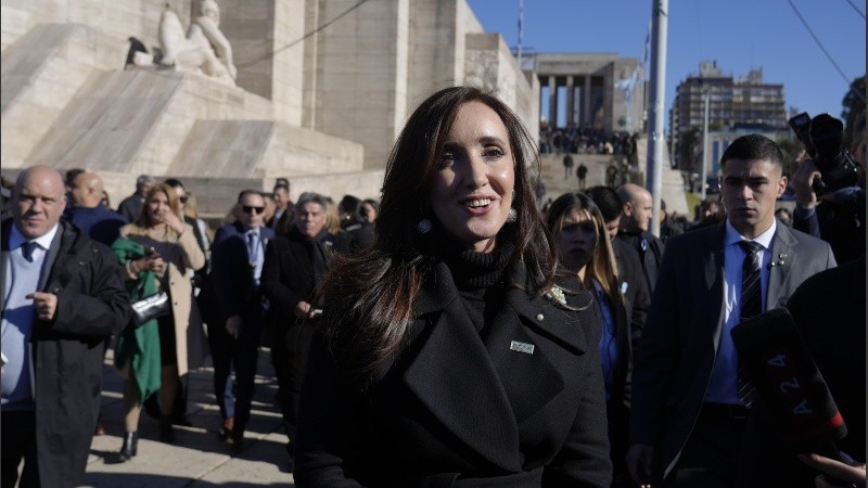 Villarruel en el Monumento a la Bandera tras participar del acto.