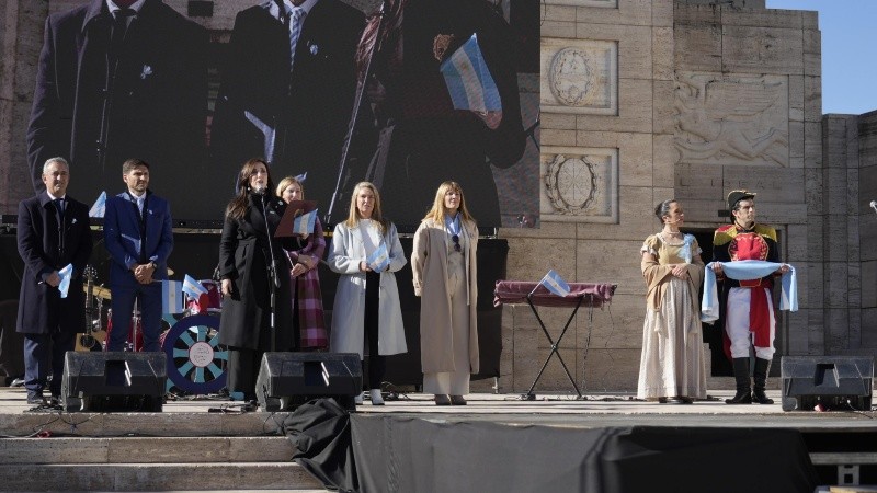 El momento en el que Victoria Villarruel le tomó la promesa a la bandera a los chicos de cuarto grado.