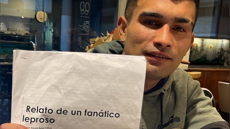 Alan muestra un ejemplar de sus cuentos.