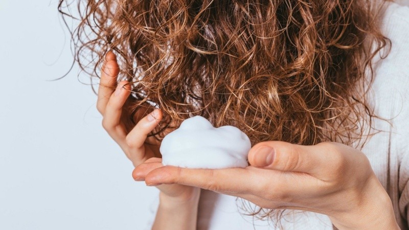 Cada vez son más las personas que dejan atrás el alisado en pos de sostener y afirmar su cabello con rulos.