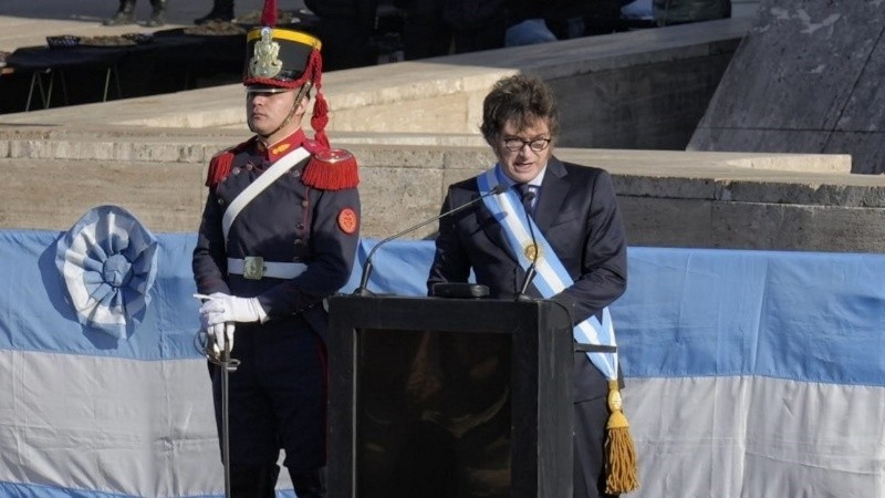 Milei encabezó el acto por el Día de la Bandera en Rosario en 2024.