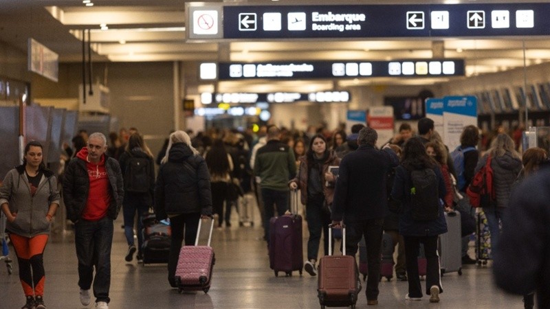 La cantidad de argentinos que viajaron al exterior saltó un 45% en mayo.
