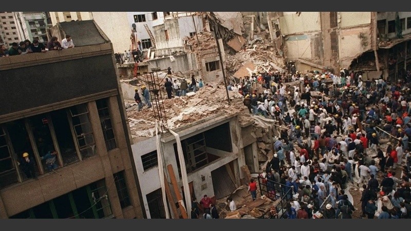 Postal del desastre: la Amia tras el atentado.