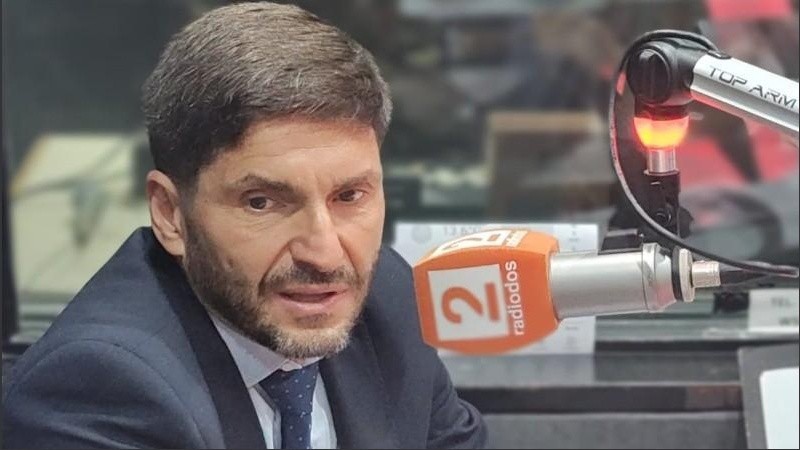 El gobernador visitó este viernes los estudios de Radio 2