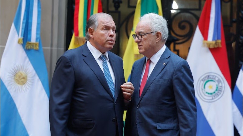 El ministro de Relaciones Exteriores, Comercio Internacional y Culto de Argentina, Gerardo Werthein (i), habla con el ministro de Relaciones Exteriores de Uruguay, Mario Lubetkin, previo a la reunión del Mercosur este viernes, en el Palacio San Martín, en Buenos Aires (Argentina).