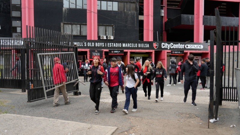 En medio del receso futbolístico, los empleados del club manifestaron su preocupación por el atraso salarial.