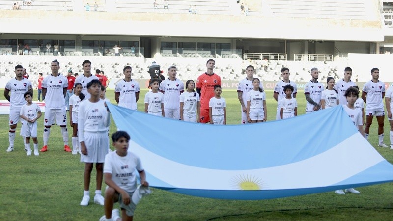 El momento de los himnos en la previa del partido.