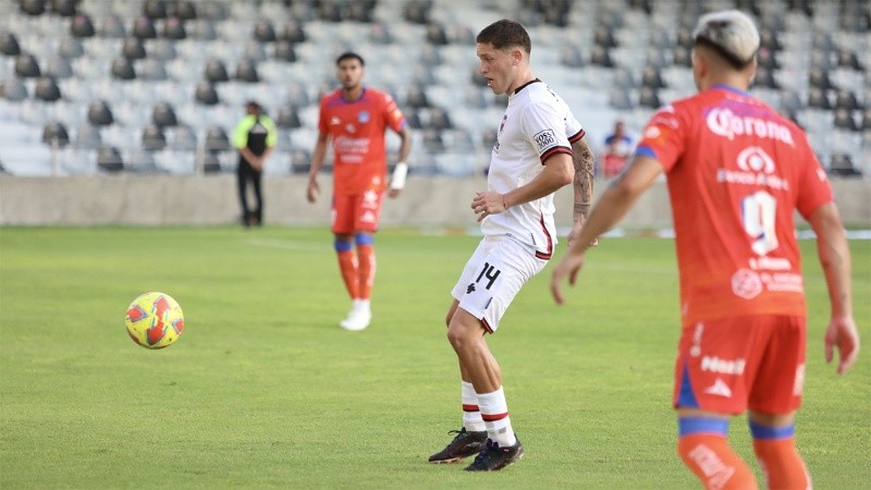 Fernández debutó en la Lepra, en una floja tarea general.