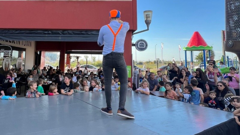 Quienes acompañen tendrán la opción de comprar y consumir la gran variedad de propuestas del lugar.