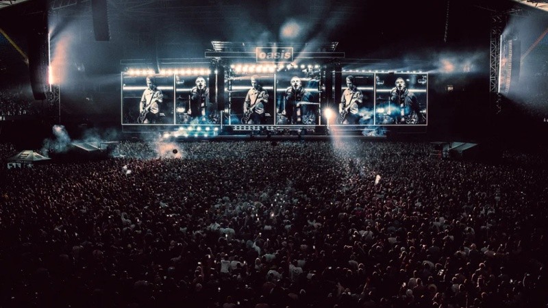 Oasis dio el esperado primer show de su gira de reencuentro ante 75 mil personas.