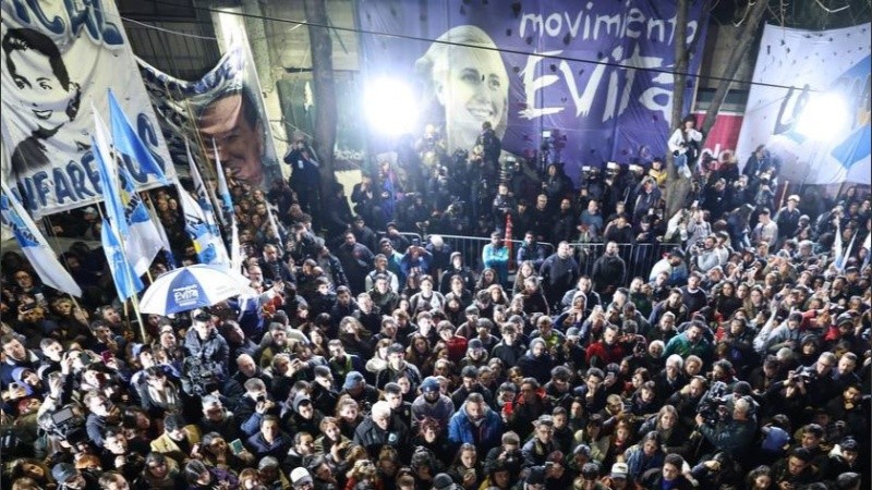 Sigue el apoyo a la exjefa de Estado afuera de su domicilio.