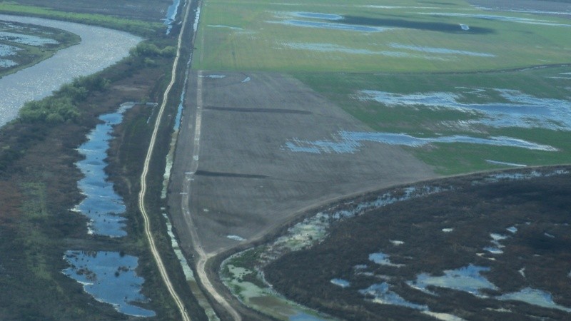 Vistas aéreas de los terraplenes que alteran un ecosistema vital.