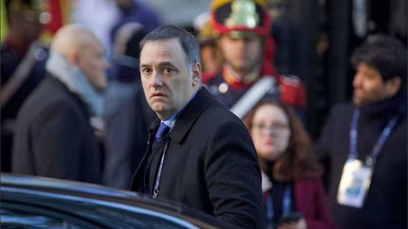 El vocero Manuel Adorni, que en su momento había desmentido la falta de controles al equipaje del avión del empresario Scatturice, se mantuvo ahora en silencio tras un informe de los fiscales que lo contradiría.