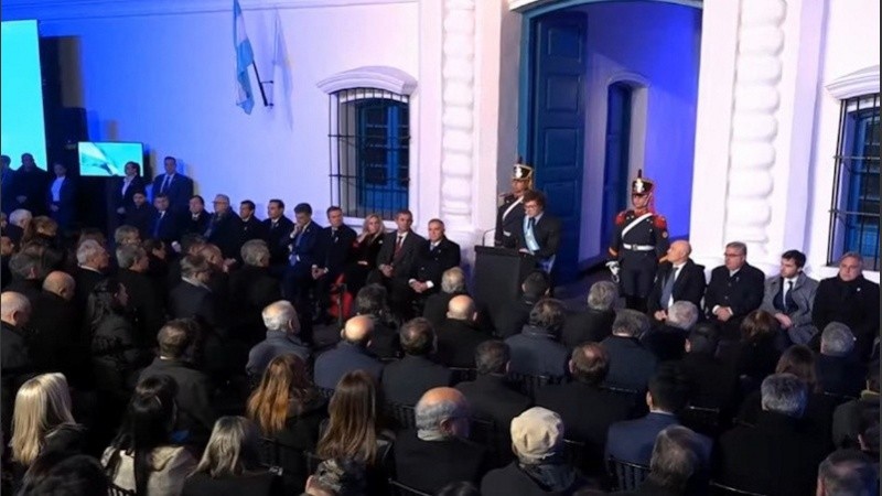 El presidente Javier Milei firmó en Tucumán el Pacto de Mayo con 18 gobernadores argentinos, en el marco de los actos por el Día de la Independencia en la Casa Histórica de la Provincia el 9 de julio del año pasado.