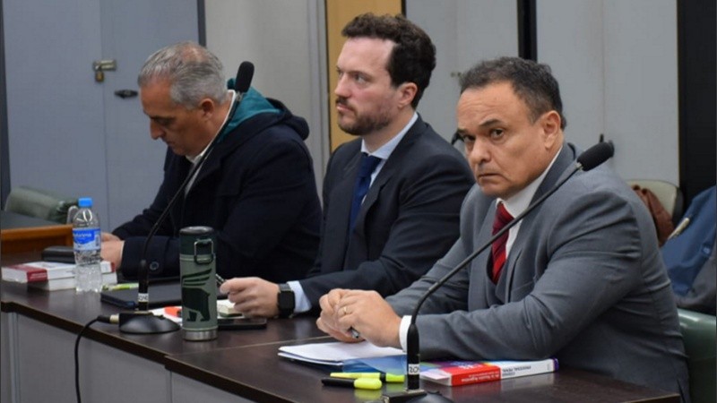 El exsecretario judicial Pablo Carlos Molina (el primero de la izquierda) junto a sus abogados defensores en la audiencia de debate.
