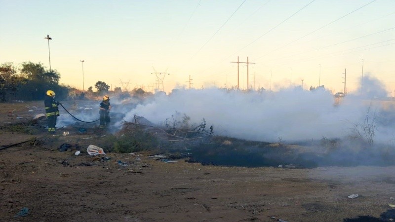 Dotaciones acuden casi a diario a sofocar quemas de pastizales.