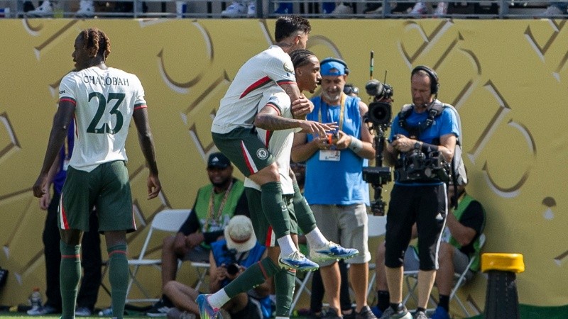 Joao Pedro celebra medido por su pasado en el Flu.