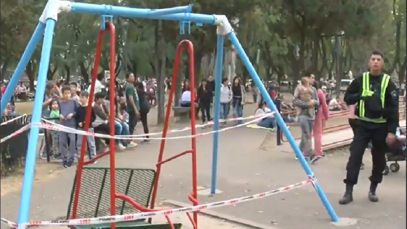 La hamaca fue vallada con cintas y es custodiada por efectivos para evitar su uso por parte de otros chicos.