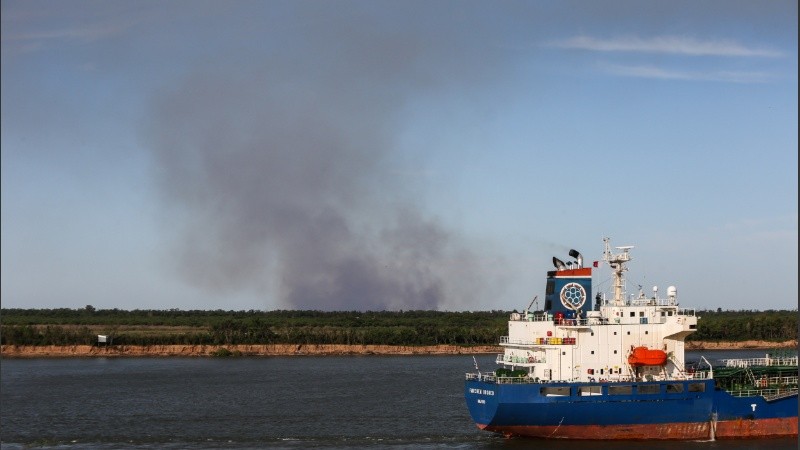 Foto de archivo de humo por incendio en la isla.