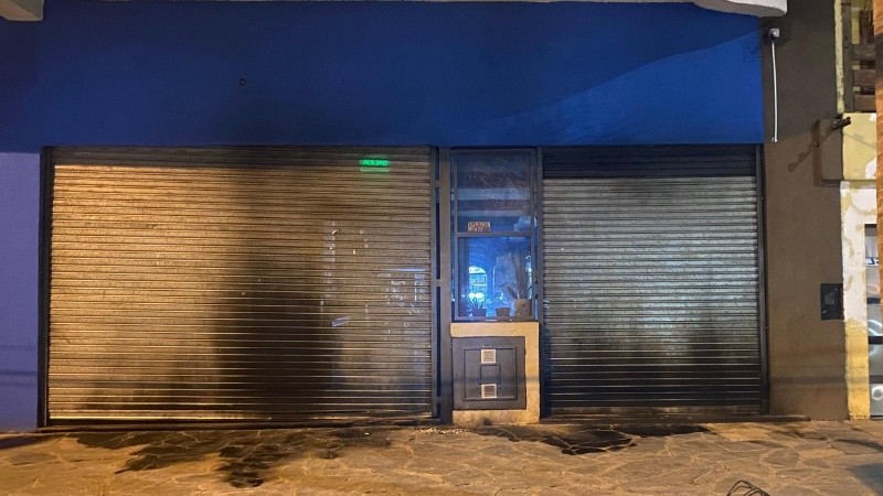 Así quedó el frente del comercio atacado.