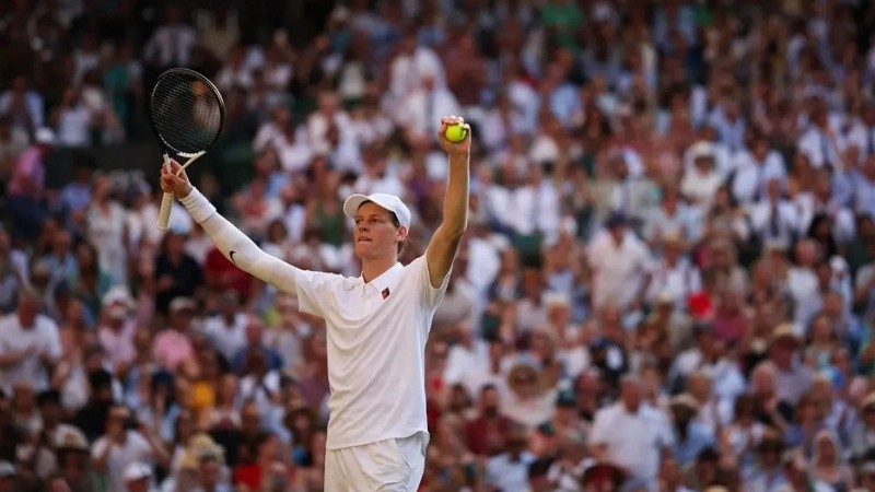 Janik Sinner derrotó a Novak Djokovic en tres sets y se enfrentará a Carlos Alcaraz en la final de Wimbledon.
