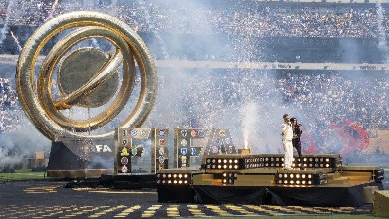 Robbie Williams, embajador musical de la FIFA, presentó su nuevo rol junto a Pausini.
