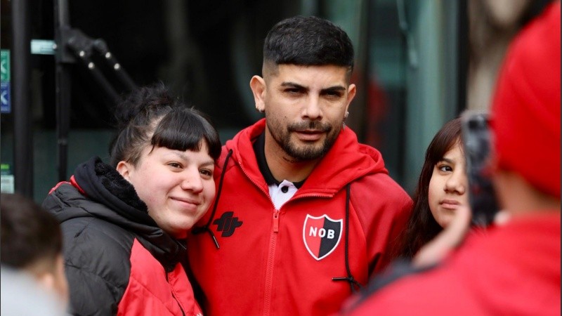 Banega con hinchas de Newell's antes del partido en Mendoza.
