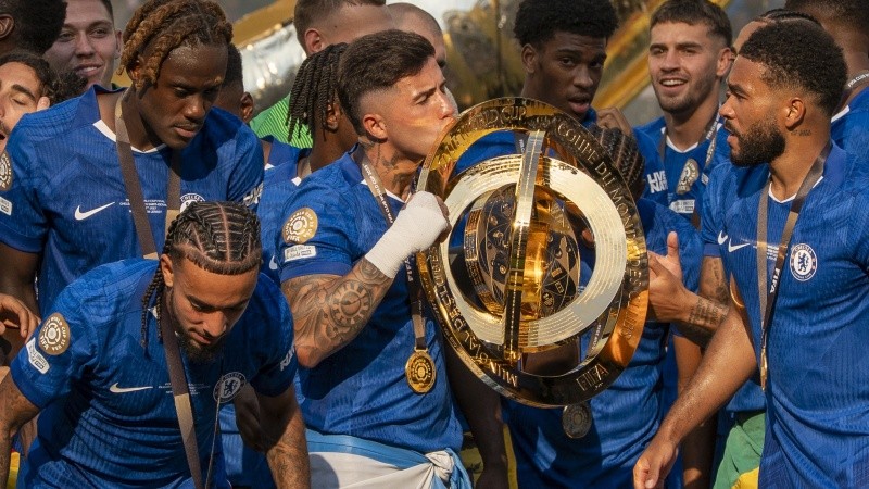 Enzo y el trofeo de campeón, ya una costumbre.