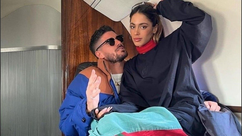 La cantante y el futbolista de la Selección regresaron de sus vacaciones en Marruecos y fueron vistos embarcando en Madrid en un avión con destino a Buenos Aires.