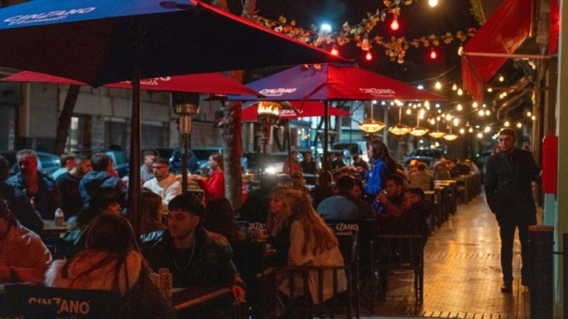 Los grupos de amigos ya organizan sus reservas, y son varios los corredores gastronómicos con propuestas.