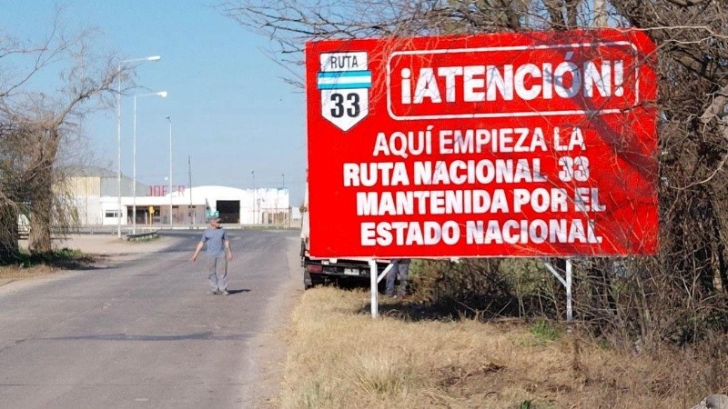 Carteles rojos y letras blancas para denunciar el 