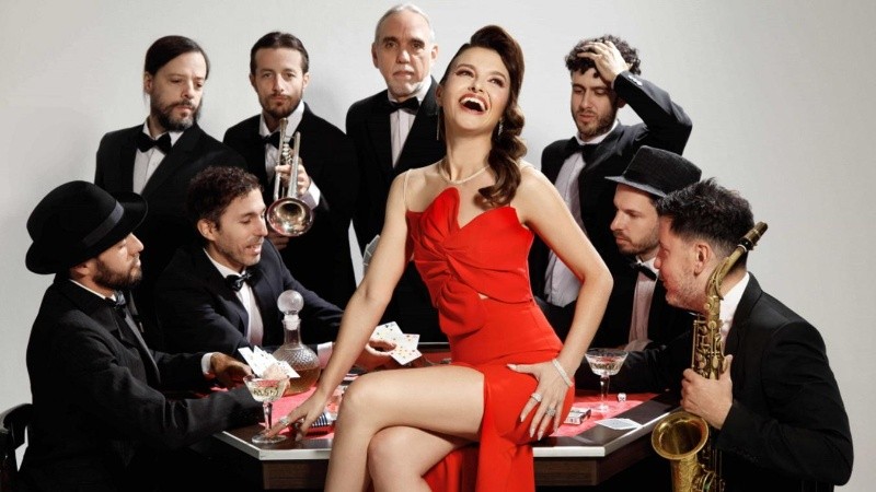 Elizabeth Karayekov junto a su big band.
