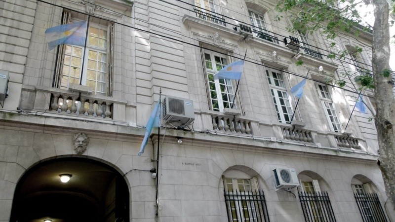 El Gobierno confirmó 60 despidos en la Procuración del Tesoro mientras sospecha filtración de información sobre YPF.