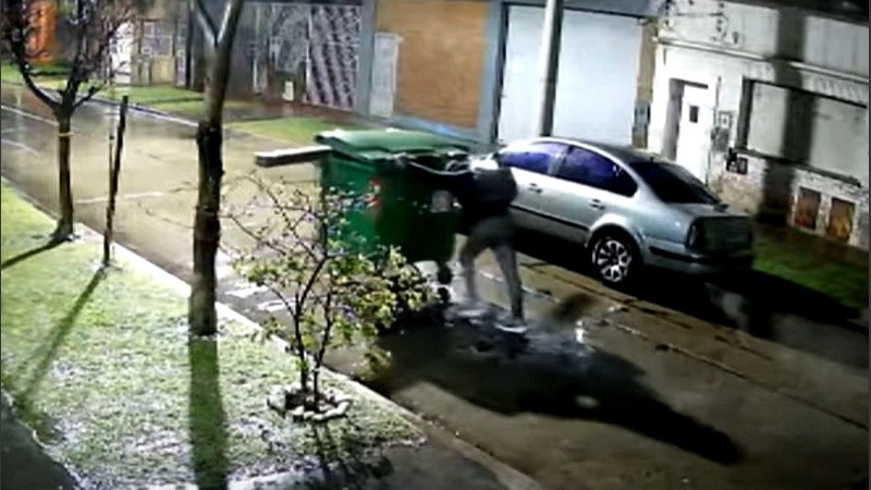 El joven fue captado mientras arrastraba el contenedor de basura.