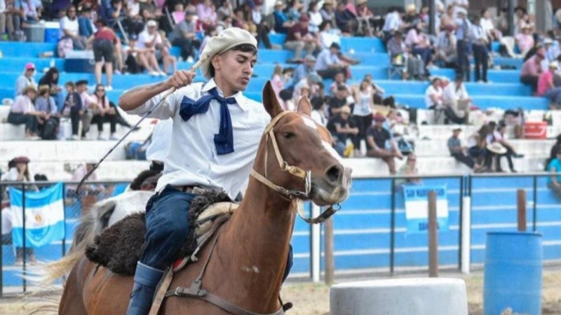 Laureano trabaja en la fábrica La Virginia y también se gana la vida como barbero.